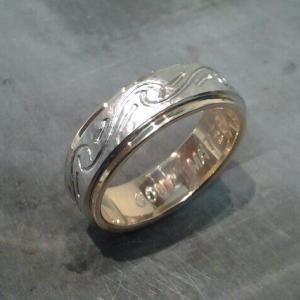 custom wedding band with yellow and white gold and swirl engraving side view