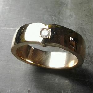 custom wedding ring with single diamond