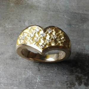 custom wedding ring with woven engraving and diamond cluster