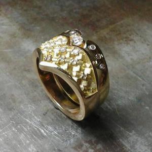 custom wedding ring with woven engraving and diamond cluster side view