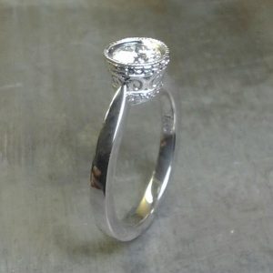 simple band with intricate round diamond setting side view