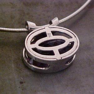 custom jewellery pendant with engraving