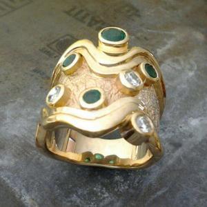 custom swirled band with round diamonds and emeralds