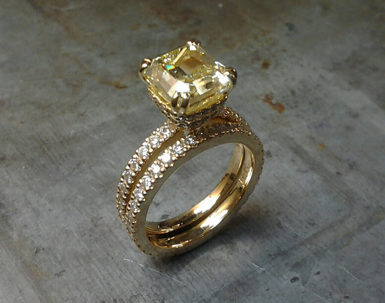 Yellow Radiant cut diamond 18k engagement set