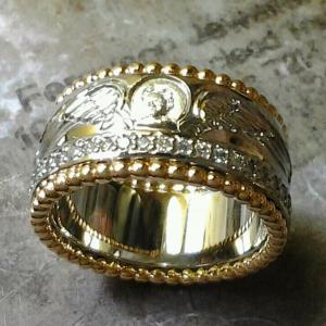 Carved diamond decorative gold band